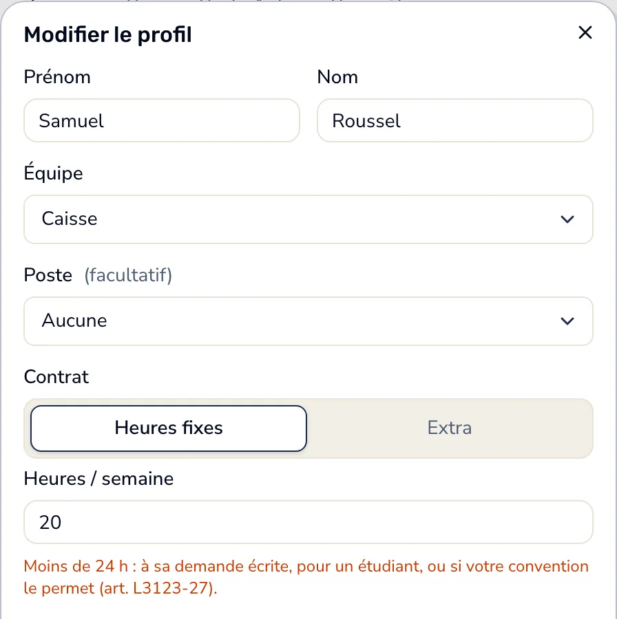 Dans Smarly, la fiche d'un employé de la caisse passée à 20 heures par semaine : une mise en garde orange, sous les 24 heures.