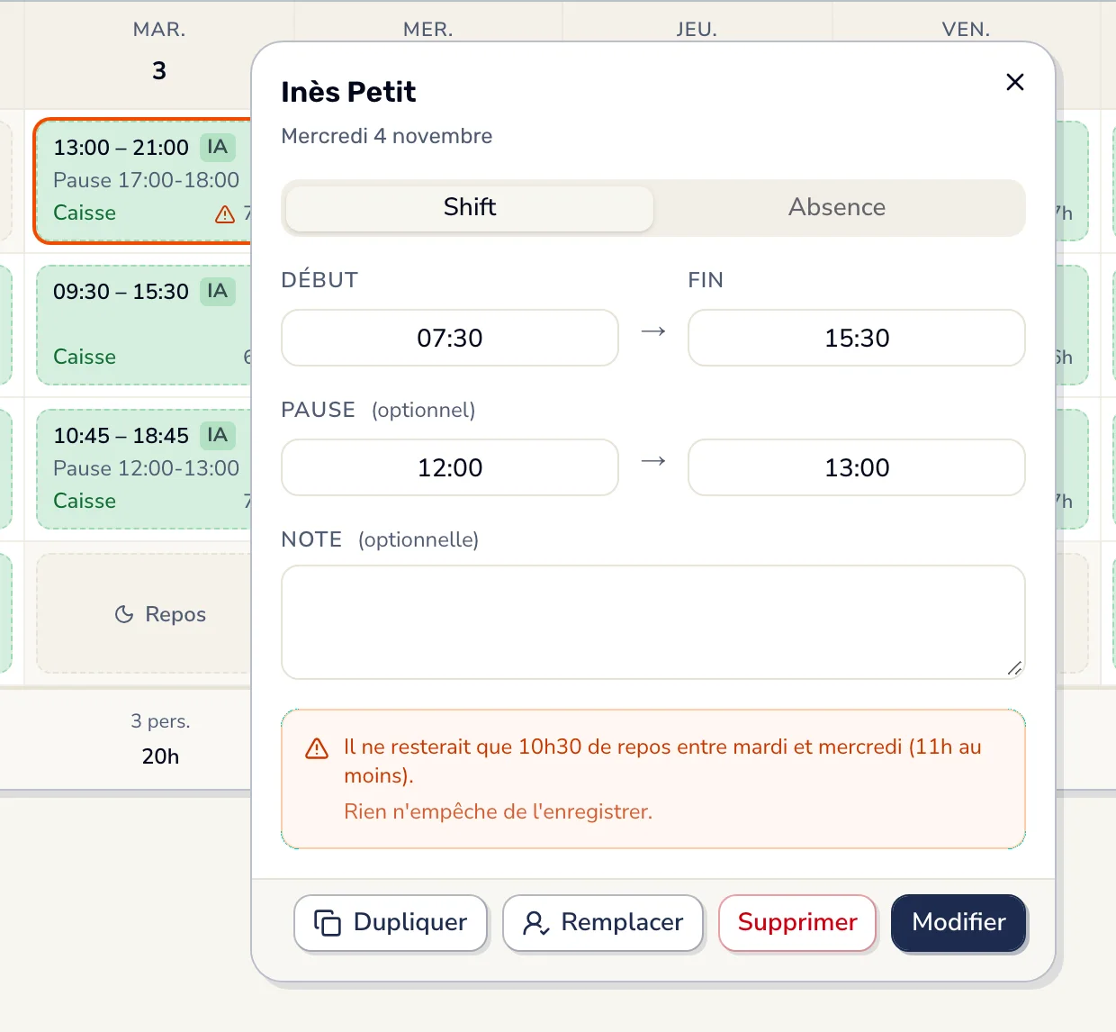 Dans Smarly, le shift du mercredi d'Inès commence à 7 h 30 alors qu'elle a fini à 21 h la veille : la fenêtre du shift signale qu'il ne resterait que 10 h 30 de repos.