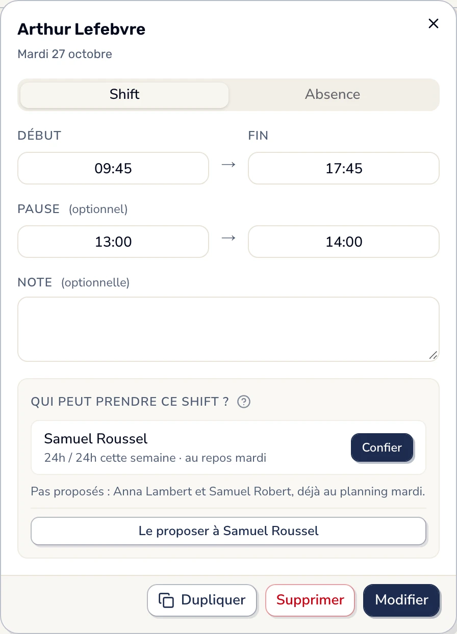 Dans Smarly, la fenêtre du shift d'un vendeur absent, mardi 27 octobre, 9:45 à 17:45 : « Qui peut prendre ce shift ? » propose un collègue, avec ses heures de la semaine et son jour de repos, à confier ou à lui proposer.