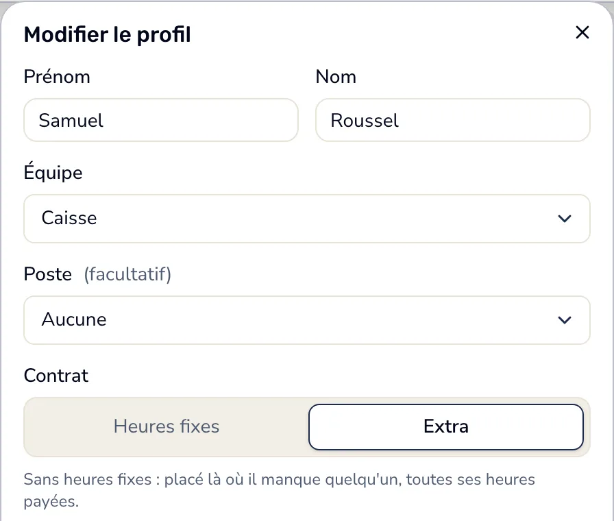 Dans Smarly, la fiche d'un vendeur de la caisse en « Extra » : sans heures fixes, placé là où il manque quelqu'un, toutes ses heures payées.